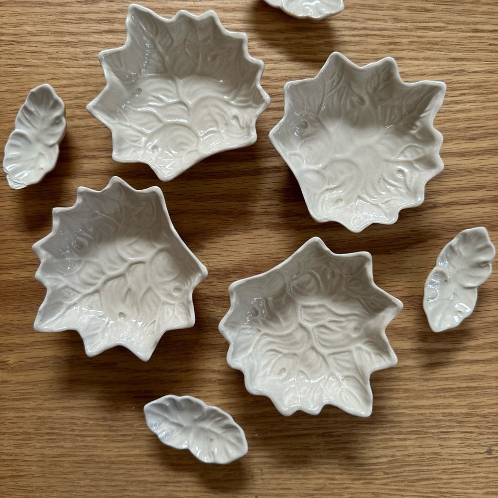 Set Of 4 Soy Sauce Dishes & 4 Chop Stick Rests Leaf Shape & Pattern